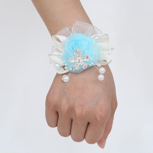 [A-023011] Luxe Polscorsage Lichtblauw Satijnroos met broche en parels kant en klaar